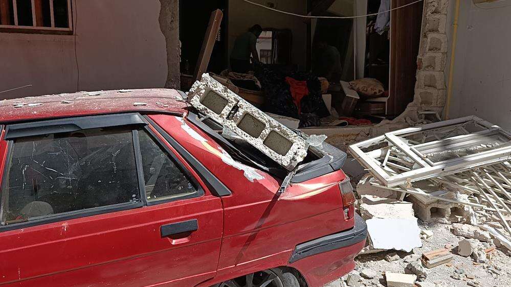 Mutfaktaki gaz sıkışması patlamaya neden oldu! Evin duvarları yıkıldı, araçlar hasar gördü 10